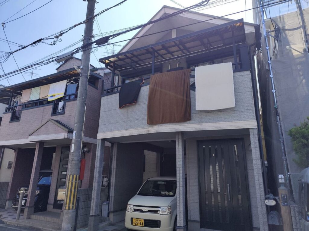 大阪市北区｜築17年で外壁の継ぎ目が痩せてひび割れ！モルタル外壁とスレート屋根の複合劣化を診断